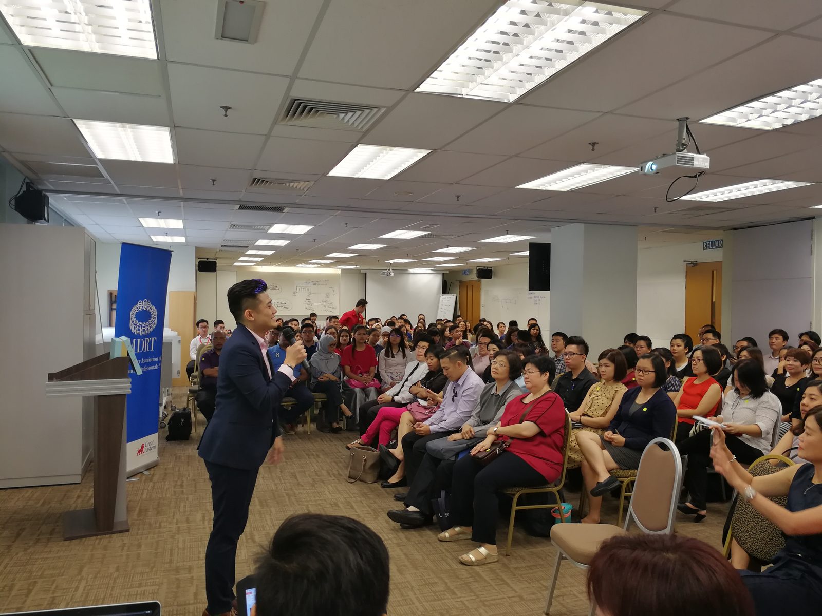 Kevin Ong training a full room of financial consultants
